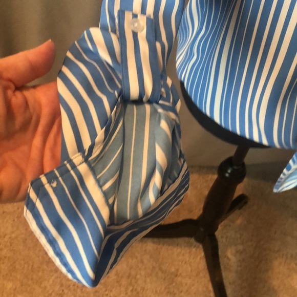 🍁4/$15 light blue and white stripes Blouse - Picture 4 of 6
